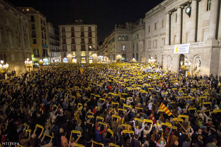 Tüntetők tiltakoznak a leváltott katalán kormány nyolc volt tagjának bebörtönzése ellen a barcelonai Jant Jaume téren 2017. november 3-án.