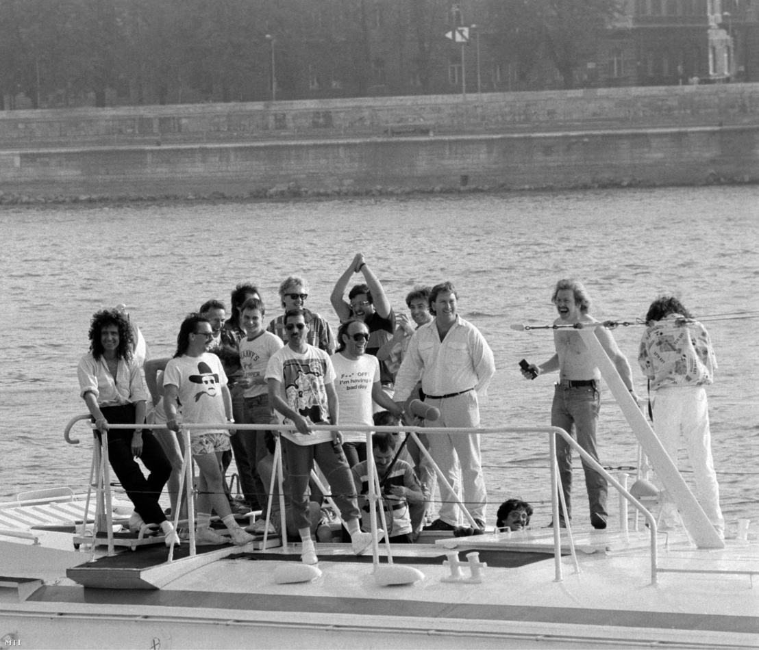 A Bécsbõl érkezõ Queen együttes tagjai egy szárnyashajó fedélzetén a budapesti kikötés előtt: Brian May gitáros (b1) Freddie Mercury énekes (elöl) Roger Taylor dobos (Mercury mögött) és John Deacon basszusgitáros (j4 takarva).
