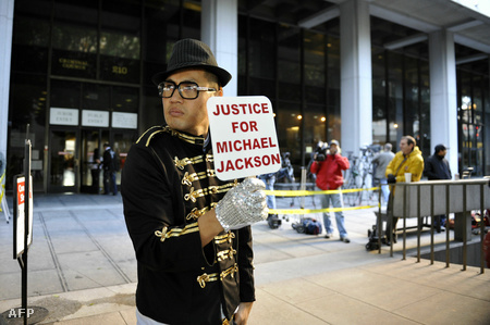Igazságot Michael Jacksonnak - áll a tüntető tábláján