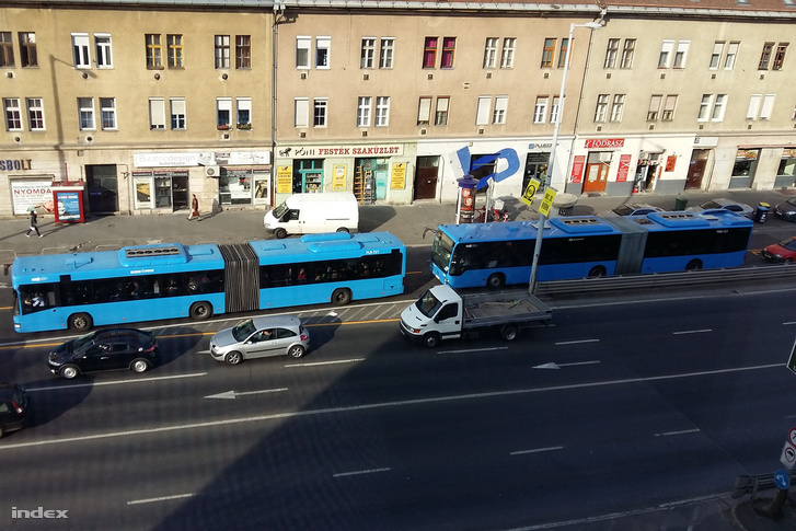 Váci út-Dunyov István utca kereszteződése, ahol éppen egy piros Suzuki sorol be a buszok mögé