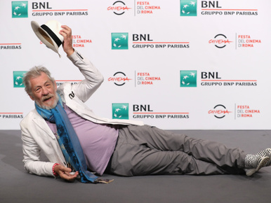 Sir Ian McKellen elképesztően jófej a vörös szőnyegen