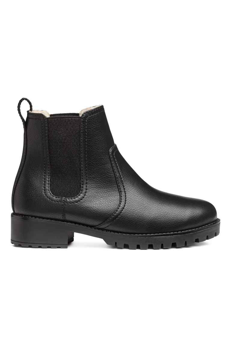 Oldalt gumírozott fekete cipő a H&M 9990 forintba kerül.