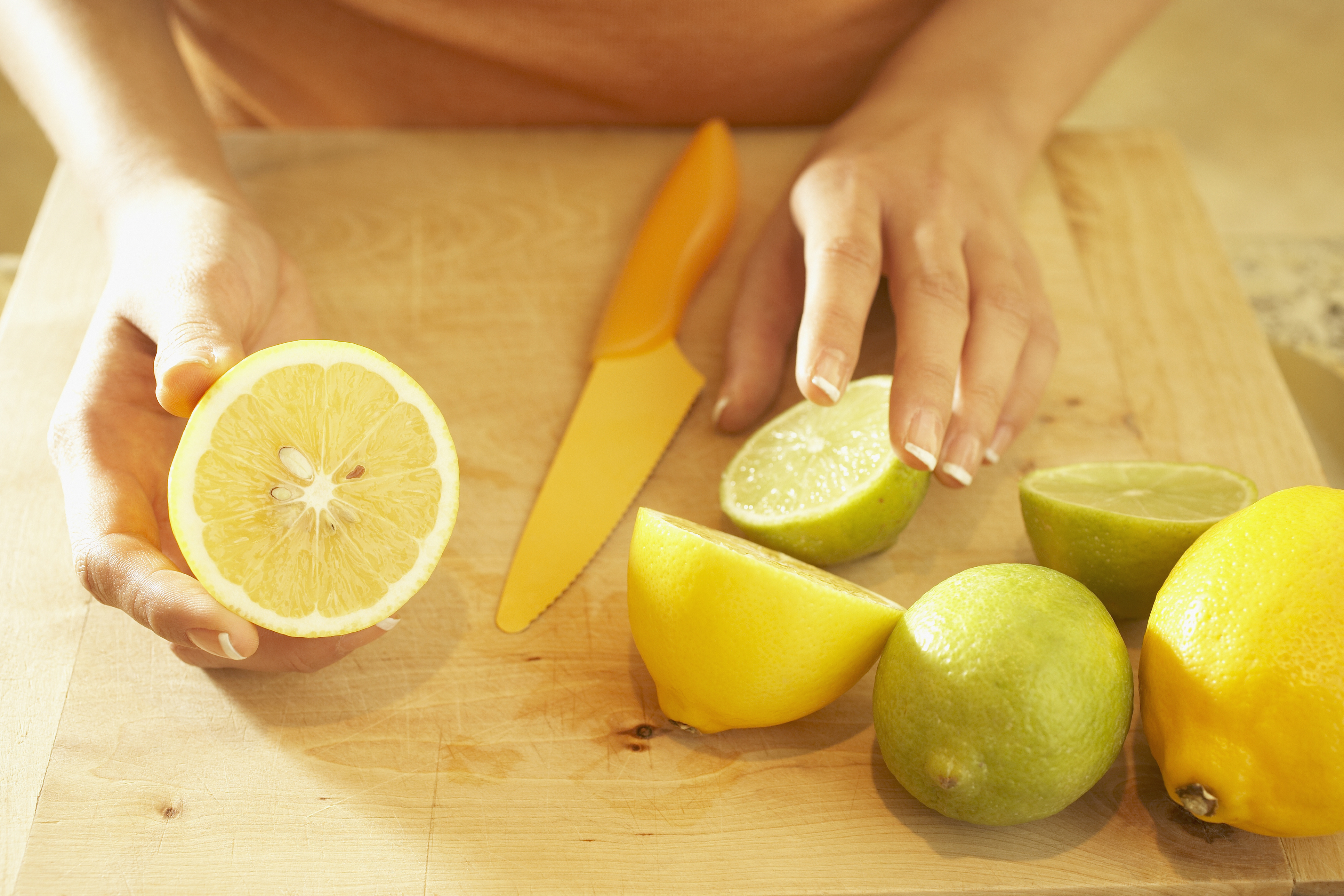 hogyan lehet eltávolítani a vörös foltokat az arcon citrommal