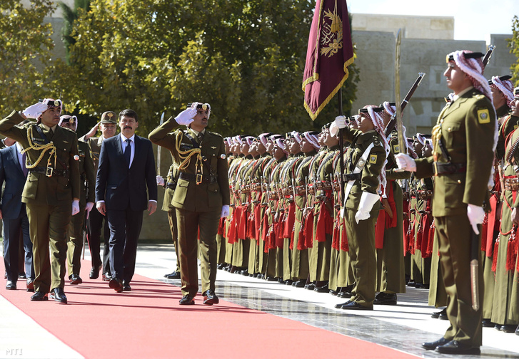 Áder János köztársasági elnököt (b5) katonai tiszteletadással fogadja II. Abdalláh jordániai király Ammánban a királyi palota díszudvarán