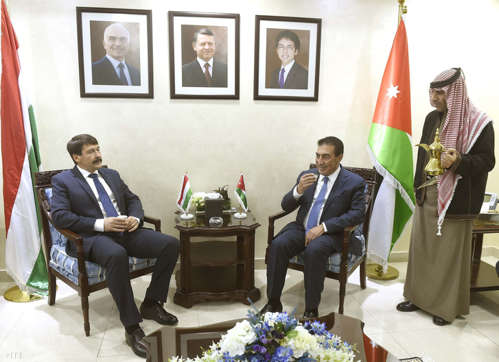Áder János köztársasági elnök (b) és Atef Taravneh a jordán képviselõház elnöke megbeszélést folytat a képviselõházban Ammánban