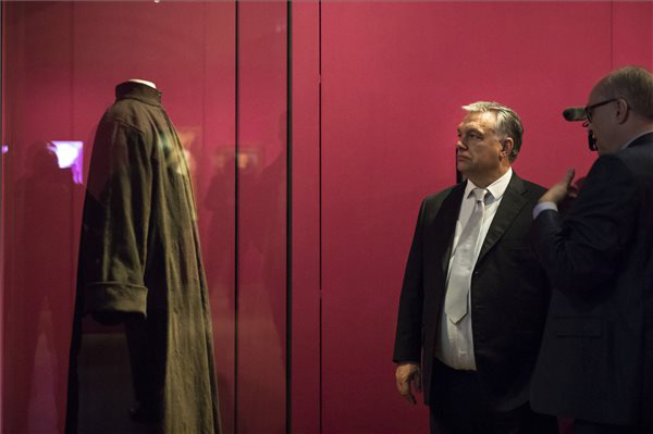 Orbán Viktor miniszterelnök megtekinti Luther Márton szerzetesi ruháját a "Luther! 95 kincs-95 ember" című kiállításon Wittenbergben - MTI Fotó: Miniszterelnöki Sajtóiroda / Szecsődi Balázs