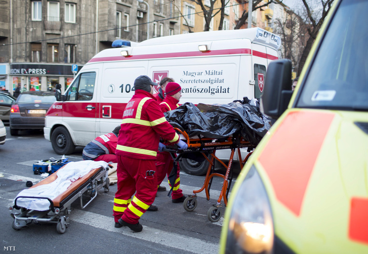 Mentõk szállítanak el egy sérültet a III. kerületi Kolosy térrõl ahol egy motorkerékpár személyautóval ütközött 2012. december 7-én. A kiérkezõ mentõk életmentõ beavatkozást hajtottak végre a motoroson a 30 év körüli férfi kórházba szállítása után meghalt.