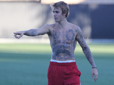 Justin Bieber a kerítésen át távozott a focipályáról