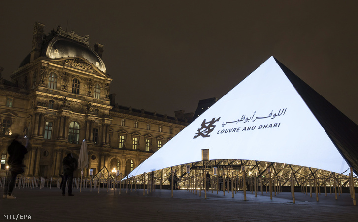 A párizsi Louvre