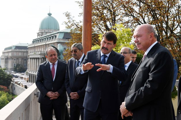 Zaid Naffa (a kép bal szélén) Áder János köztársasági elnök társaságában, a Sándor-palota erkélyén