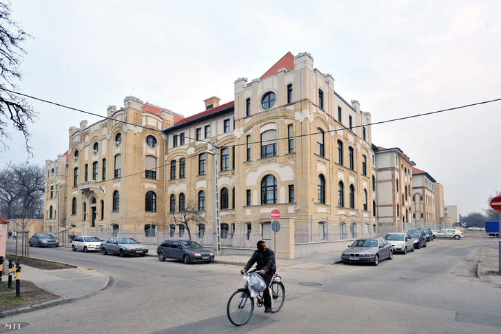 A Fővárosi Önkormányzat Uzsoki utcai Kórház főépülete.