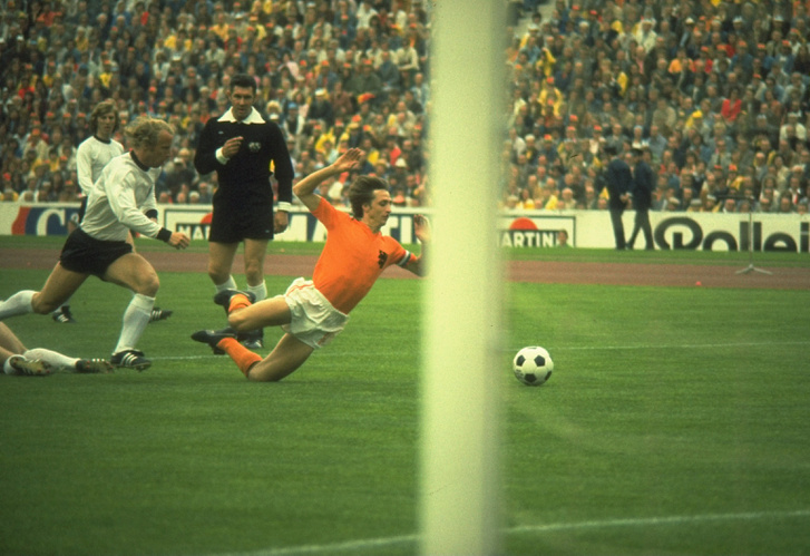 Johan Cruyff (j) az 1974-es vb-döntőn