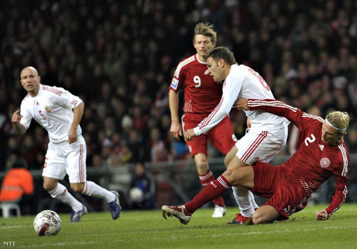 Buzsáky Ákos (k) és a dán Christian Poulsen (j) küzd a labdáért a 2010-es dél-afrikai labdarúgó-világbajnokság európai 1-es selejtezõcsoportjában játszott Dánia-Magyarország mérkõzésen Koppenhágában 2009. október 14-én. Magyarország 1-0-ra gyõzött.