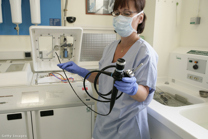Endoszkóp egy orvos kezében egy roueni kórházban