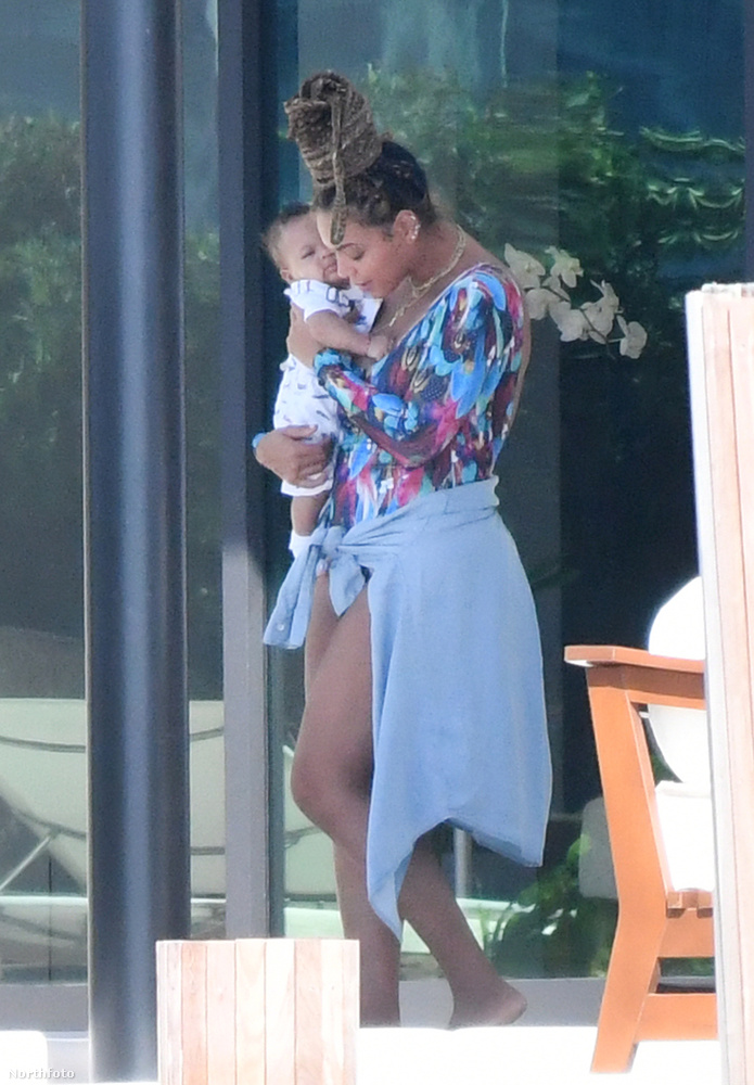 Beyoncé itt épp az öthónapos kisfiát, Sirt fogja a kezében.