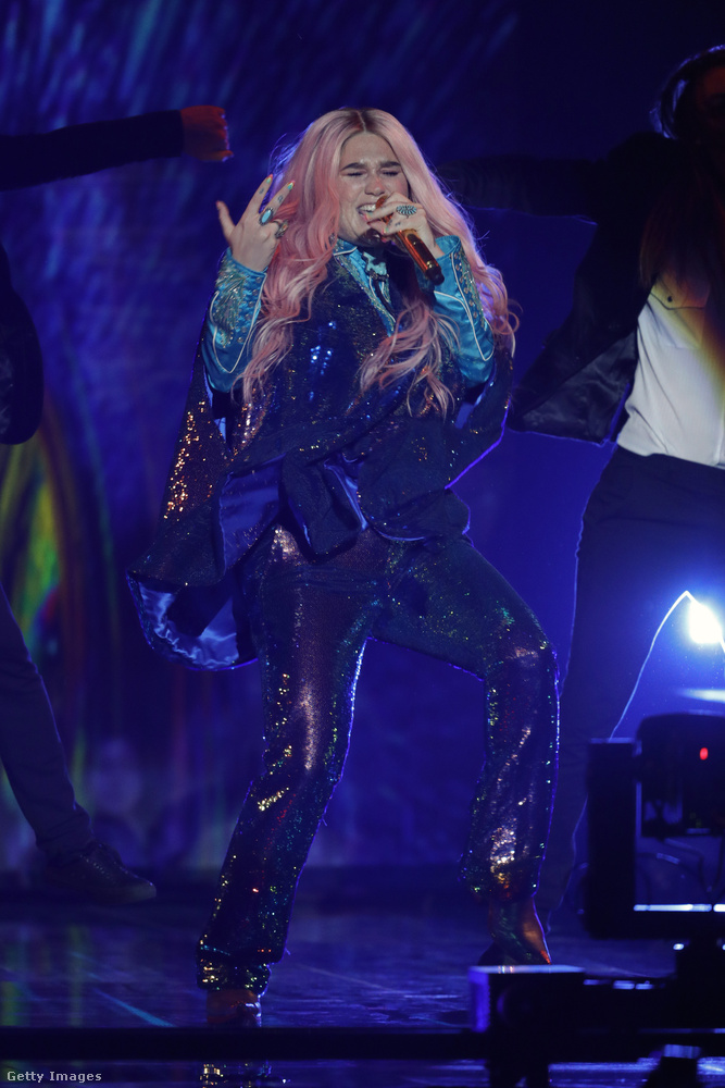 Kesha megjelenését jobb ötlet híján egy intergalaktikus csillámpónihoz tudnánk hasonlítani: 