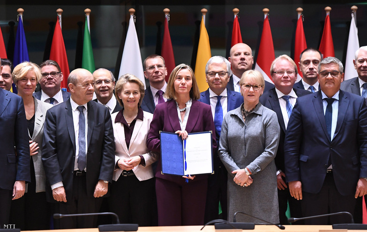 Federica Mogherini az Európai Unió kül- és biztonságpolitikai fõképviselõje (k) mutatja az EU külügy - és védelmi miniszterei által aláírt állandó strukturált együttmûködést (PESCO) a miniszterek brüsszeli tanácskozásán 2017. november 13-án.