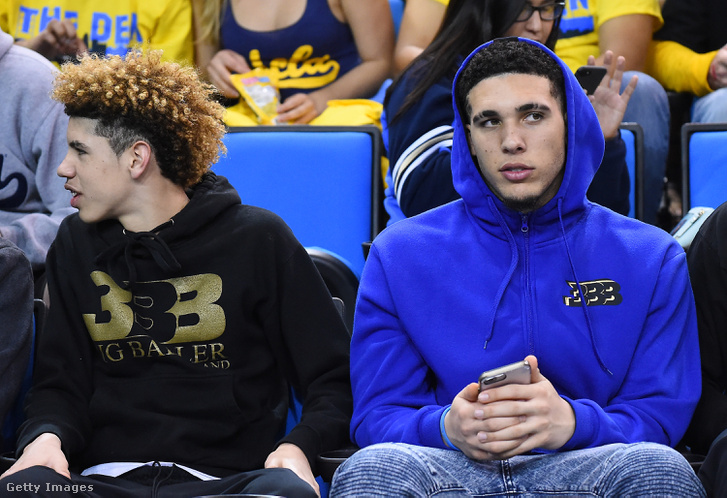 LiAngelo Ball (jobbra) öccse, LaMelo mellett a UCLA egyik mérkőzésén