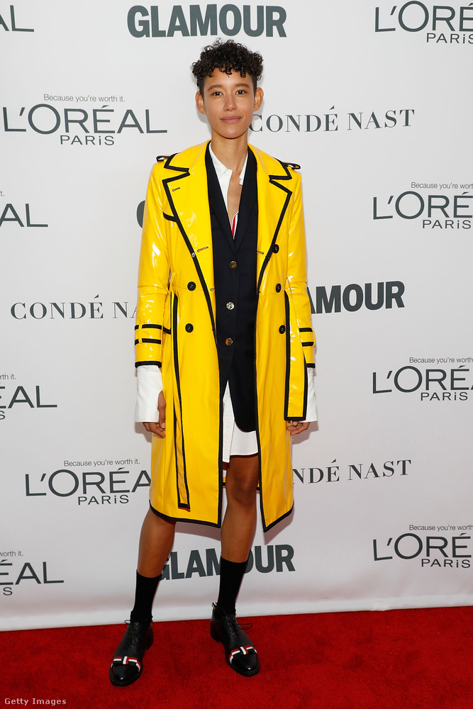 A Dilone néven ismert modell, egy vadítóbb sárga Thom Browne kabátban pózolt a fotófal előtt.