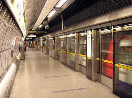 Peronfal a londoni metrón, a Westminster megállónál, forrás: wikipedia