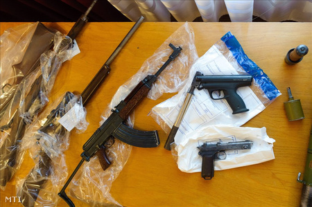 Lefoglalt fegyverek és eszközök a Nógrád Megyei Rendőr-főkapitányság sajtótájékoztatóján (Fotó: Komka Péter)