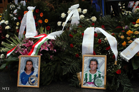 2006. január 18. Az elhunyt labdarúgót az FTC és az MTK mezében ábrázoló fényképek a Rákoskeresztúri új köztemetőben