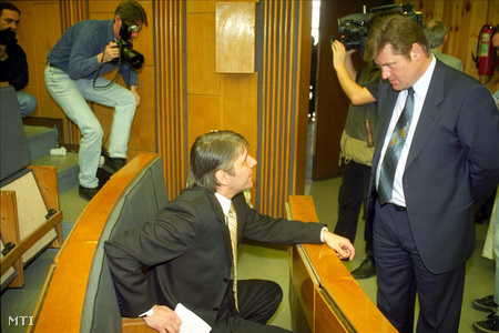Genzwein Ferenc ( b )1998-ban az MLSZ elnökével, Kovács Attilával (Fotó: Illyés Tibor)