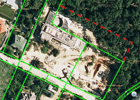 A piros vonal a kerítés hozzávetőleges helyét, a zöld az ingatlannyilvántartásban levő telekhatárokat jelöli. A képre kattintva nagyobb méretben is megnézhetők a telekhatárok. A Google Earthben megtekinthető telekkoordinátákat tartalmazó fájl (kmz) innen tölthető le. (Forrás: Budapest Főváros Kormányhivatalának Földhivatala, Google Earth)