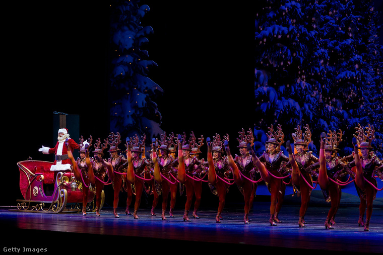 Na és New Yorkban még nincs is karácsony? Hát dehogynincs, a Radio City Music Hallban beindult a múlt éjjel a Christmas Spectacular Starring the Radio City Rockettes című előadássorozat.