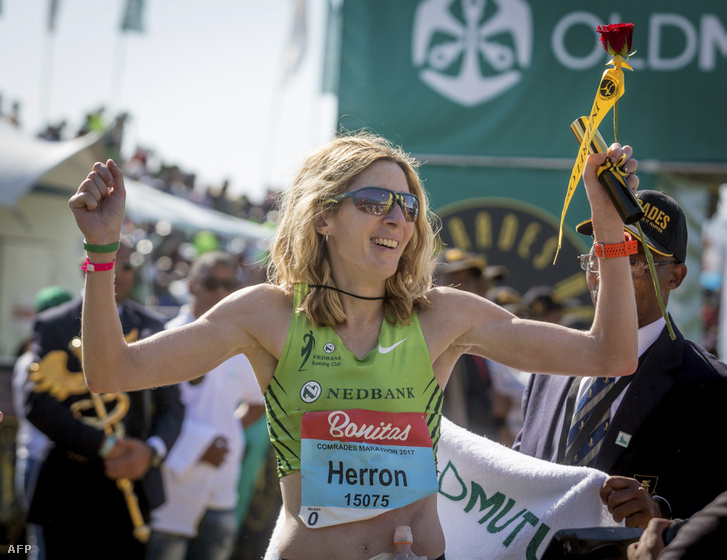 Camille Herron a 2017-es Comrades Marathon céljában