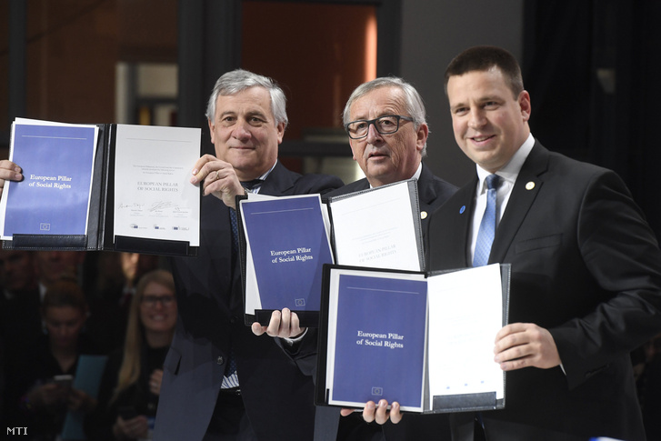 Antonio Tajani az Európai Parlament elnöke Jean-Claude Juncker az Európai Bizottság elnöke és Juri Ratas az Európai Unió (EU) soros elnöki tisztségét betöltõ Észtország miniszterelnöke (b-j) az EU szociális jogokkal foglalkozó csúcstalálkozója zárónyilatkozatának aláírásán Göteborgban 2017. november 17-én.