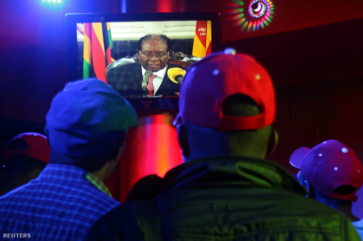 Robert Mugabe vasárnap este még visszautasította a lemondást