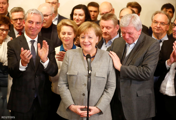 Angela Merkel német kancellár a Kereszténydemokrata Unió sajtótájékoztatóján, a koalícióról szóló előzetes megbeszélések után