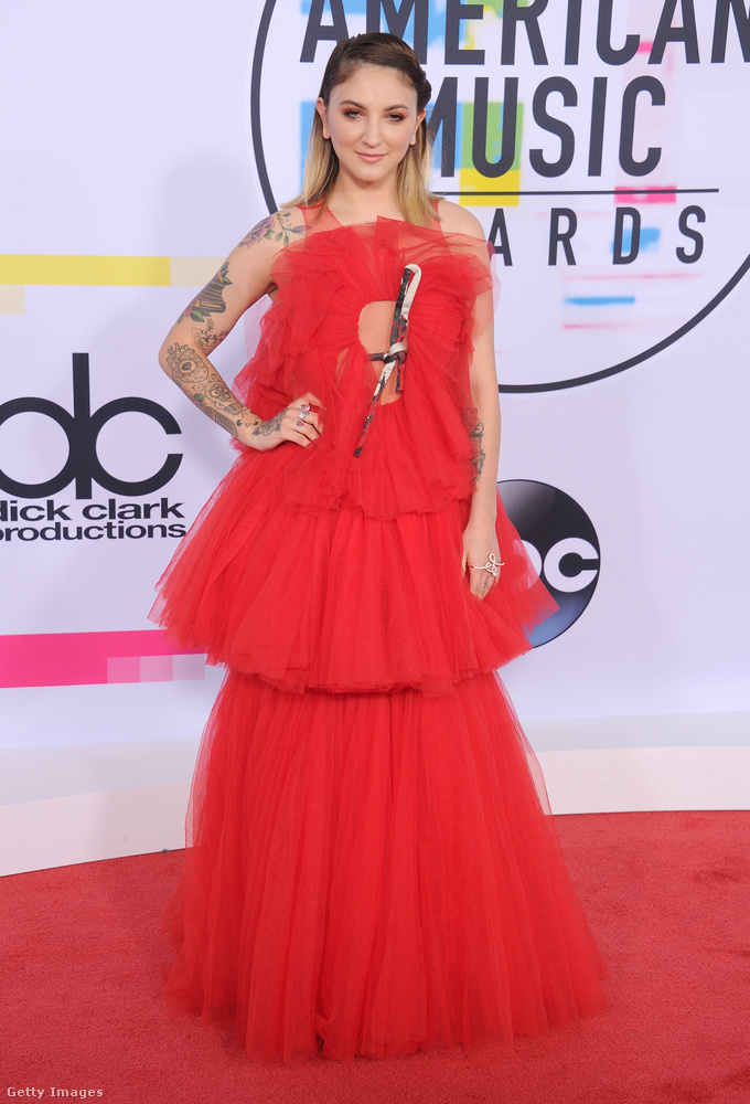 Julia Michaels énekesnőnek piros tüllből van a ruhája, mellrésznél kivágva, ahol egy masni kukucskál kifelé