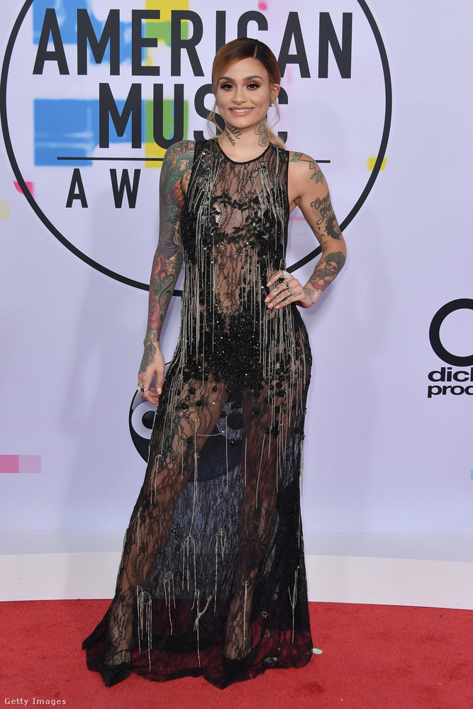 Az énekesnő, Kehlani láncokkal felturbózott áttetsző csipkeruhákát a milánói Amen Couture készítette.
                        
                        