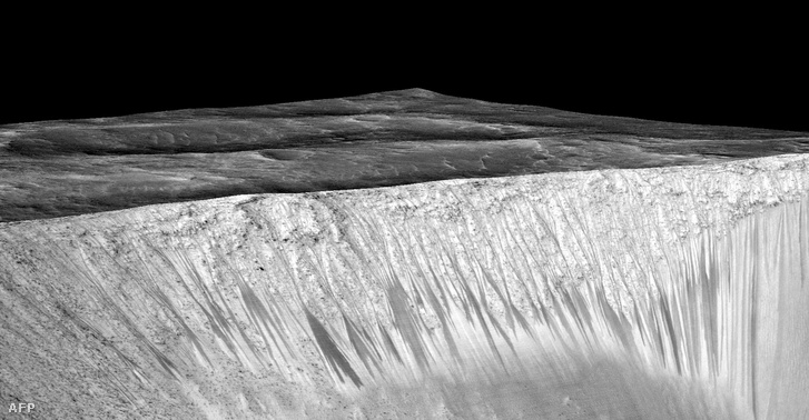 A Mars felszínén készített felvételeken látható barázdákról az arioniai kutatók azt állítják, hogy a a meredekről lefolyó száraz folyó alakította ki azokat