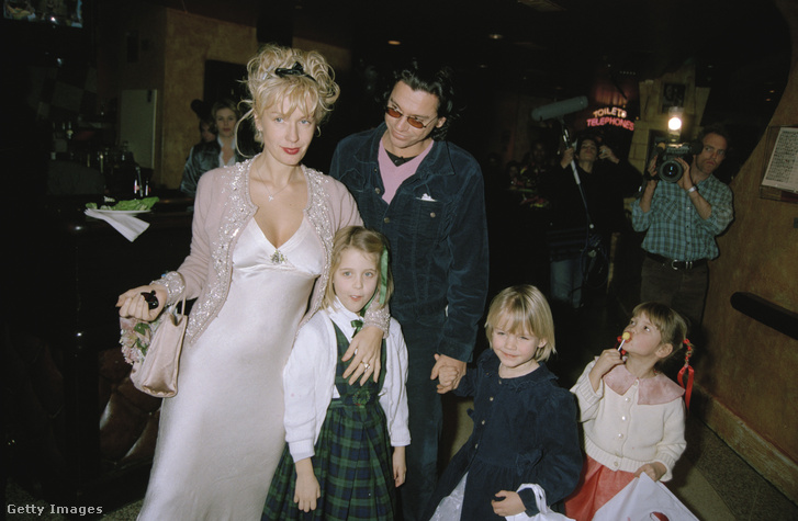 Paula Yates és Hutchence Yates gyerekeivel 1996 februárjában