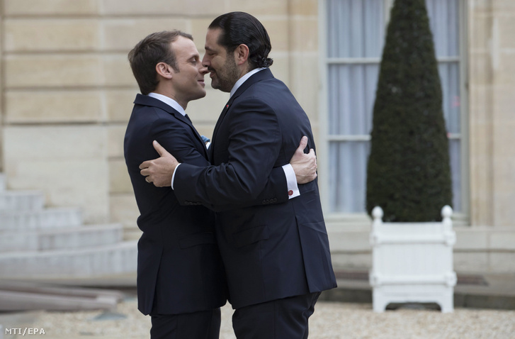 Emmanuel Macron francia elnök fogadja Szaad Hariri lemondott libanoni miniszterelnököt a párizsi államfői rezidencia az Elysée-palota bejáratánál 2017. november 18-án.