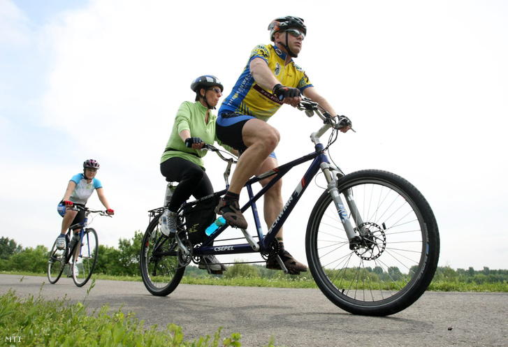 Tandemkerékpárral versenyző résztvevők a Tour de Tisza-tó rajtjánál 2010 májusában