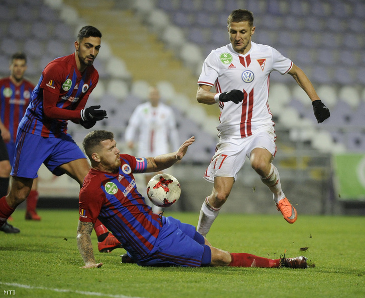 Az angyalföldi Nikolaos Vergos (b) és Ádám Martin (k) valamint a debreceni Aleksandar Jovanovic a labdarúgó OTP Bank Liga 17. fordulójában játszott Vasas FC - Debreceni VSC mérkőzésen a Szusza Ferenc Stadionban 2017. október 28-án. A Vasas 5-1-re kikapott a vendég Debrecentől.