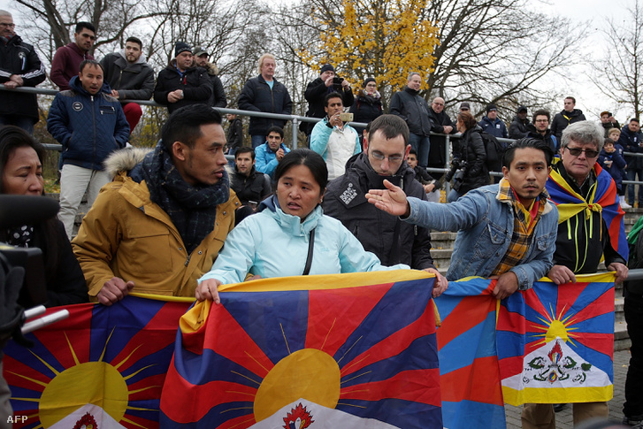 Tibet érdekeiért harcoló tüntetők a kínai U20-as válogatott németországi mérkőzésén