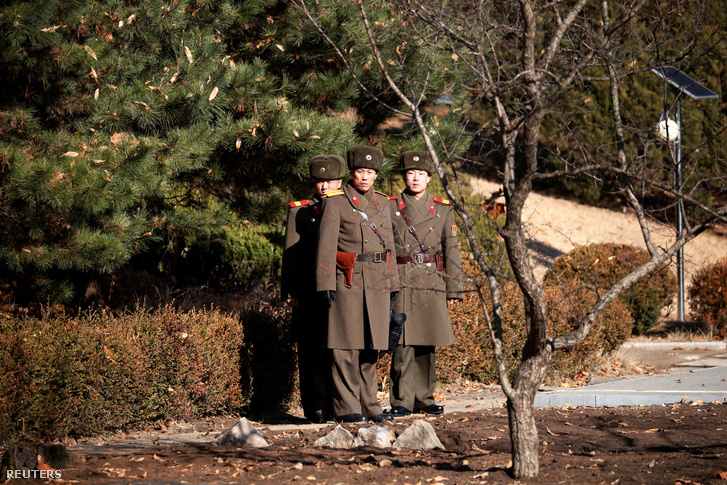 Észak-koreai katonák a két Koreát elválasztó határnál