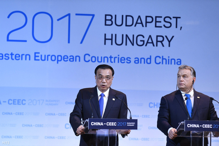 Li Ko-csiang kínai (b) és Orbán Viktor magyar miniszterelnök a Kína-Kelet-Közép-Európa (KKE) csúcstalálkozó gazdasági és kereskedelmi fóruma után tartott sajtótájékoztatón a Pesti Vigadó Dísztermében