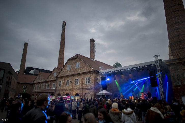 A Margaret Island együttes koncertje a Pécsi Egyetemi Napok elsõ napján a Zsolnay Kulturális Negyedben Pécsen 2016. április 28-án.