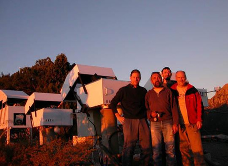 Bakos Gáspár és csapata (Sári Pál, Papp István, Lázár József) az arizonai Fred L. Whipple Obszervatóriumban a HATnet műszerei előtt
