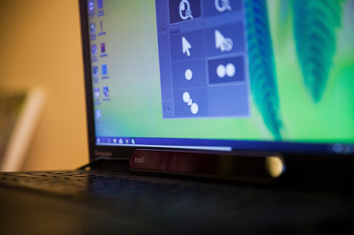 A monitor alá helyezett szemérzékelő USB-n csatlakozik a laptophoz