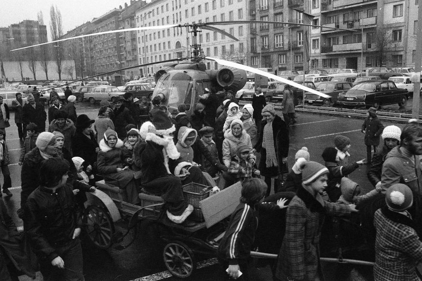 Így rajongták körbe a gyerekek a Mikulást az Október huszonharmadika utcánál, a Skála melletti parkolóban 1976-ban.