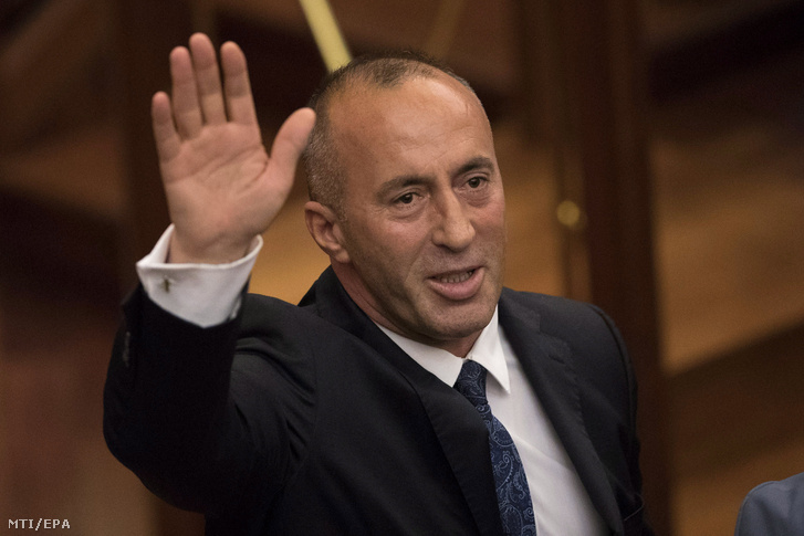 Ramush Haradinaj a Szövetség Koszovó Jövőjéért (AAK) párt vezetője a pristinai parlamentben miután megválasztották az ország új miniszterelnökének 2017. szeptember 9-én.