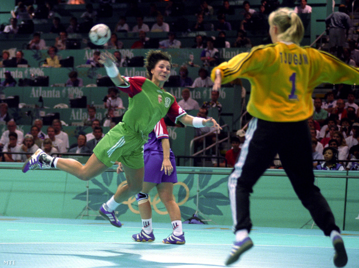 Siti Beáta kapura lő a Magyarország-Norvégia bronzéremért folyó mérkőzésen a XXVI. nyári olimpián. A győztes magyar csapat bronzérmes lett. Atlanta, 1996. augusztus 3.