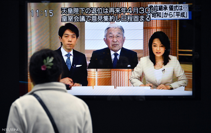 A japán császár lemondásáról szóló híradást néz egy gyalogos egy tokiói utcán elhelyezett tévéképernyőn 2017. december 1-jén miután a császári ház tanácsa ezen a napon eldöntötte hogy Akihito császár 2019. április 30-án mond le a trónról. A 85 éves Akihito 1989 januárjában lépett trónra őt az idősebb fia Naruhito herceg követi a trónon. Hivatalban lévő császár lemondására két évszázada nem volt példa Japánban.
